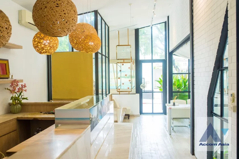  1  Shophouse For Rent in Ploenchit ,Bangkok BTS Ratchadamri AA37066