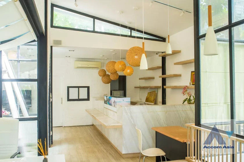  2  Shophouse For Rent in Ploenchit ,Bangkok BTS Ratchadamri AA37066