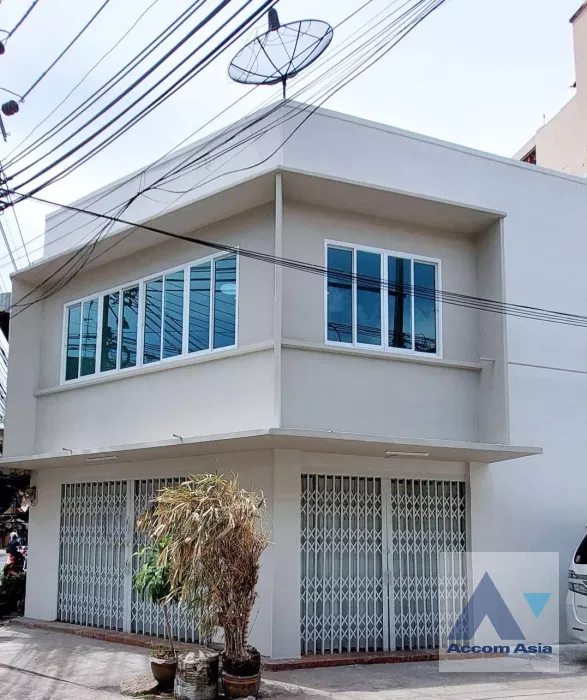  2 Bedrooms  Townhouse For Sale in Sathorn, Bangkok  near BTS Surasak (AA37073)