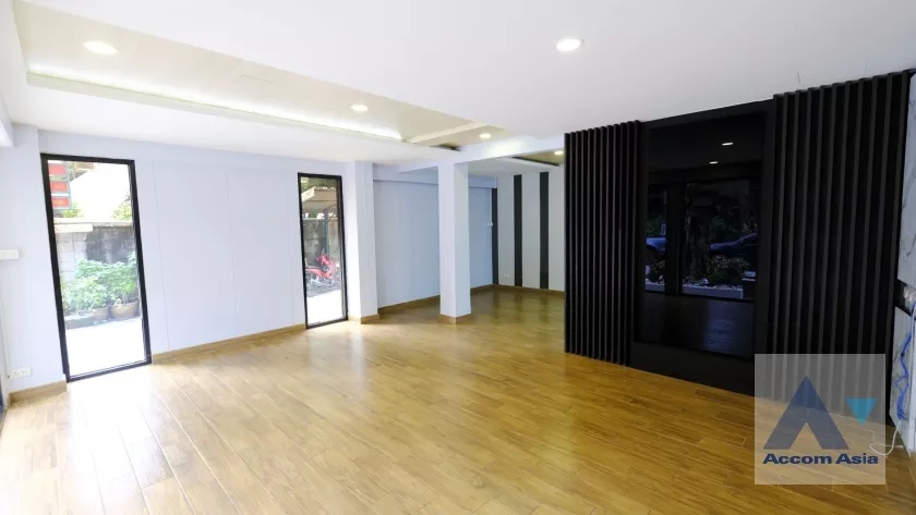  1  Shophouse For Rent in Ploenchit ,Bangkok BTS Chitlom AA37094