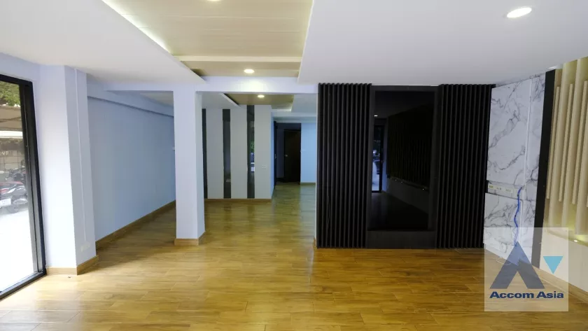 4  Shophouse For Rent in Ploenchit ,Bangkok BTS Chitlom AA37094