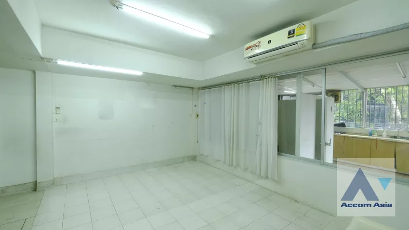 9  Shophouse For Rent in Ploenchit ,Bangkok BTS Chitlom AA37094
