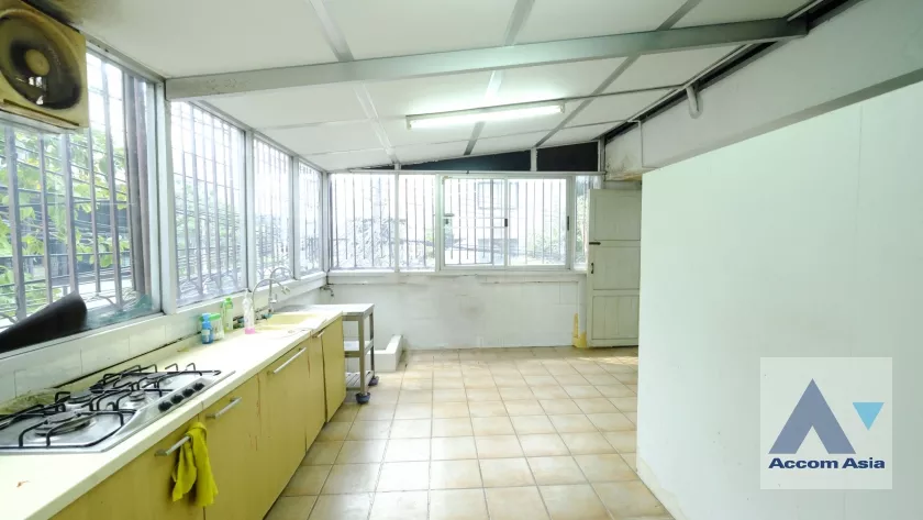12  Shophouse For Rent in Ploenchit ,Bangkok BTS Chitlom AA37094