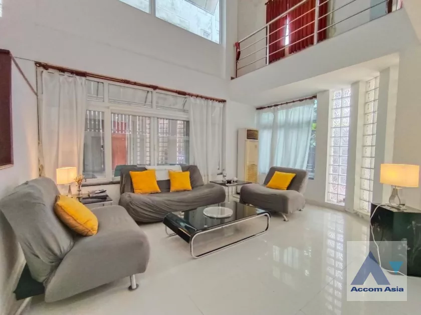  1  3 br House For Rent in ratchadapisek ,Bangkok MRT Phetchaburi AA37097