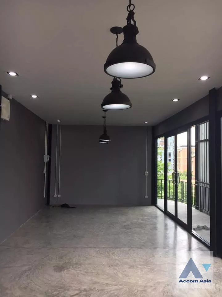  1  Building For Rent in Ratchadaphisek ,Bangkok MRT Ratchadaphisek AA37108