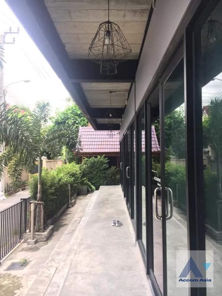 Office |  Building For Rent in Ratchadapisek, Bangkok  near MRT Ratchadaphisek (AA37108)