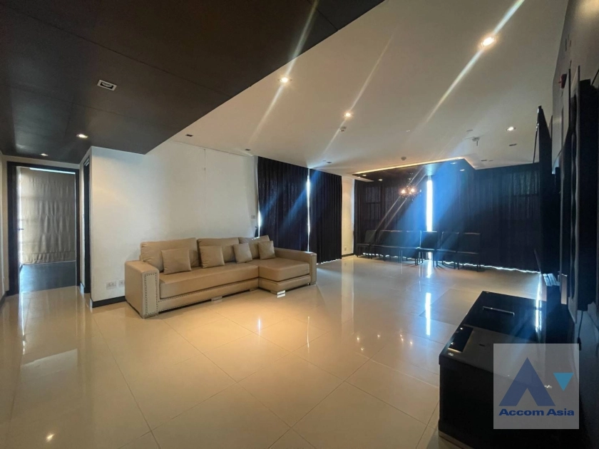  3 Bedrooms  Condominium For Rent in Sukhumvit, Bangkok  near BTS Ekkamai (AA37125)