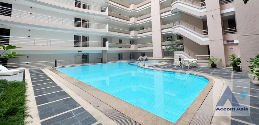  2 Bedrooms  Condominium For Sale in Ploenchit, Bangkok  near BTS Ploenchit (AA37149)