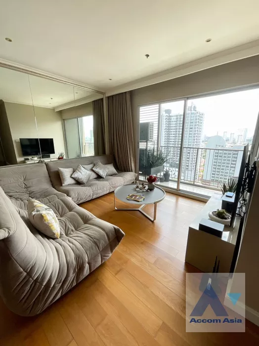  3 Bedrooms  Condominium For Rent in Charoennakorn, Bangkok  near BTS Wongwian Yai (AA37182)