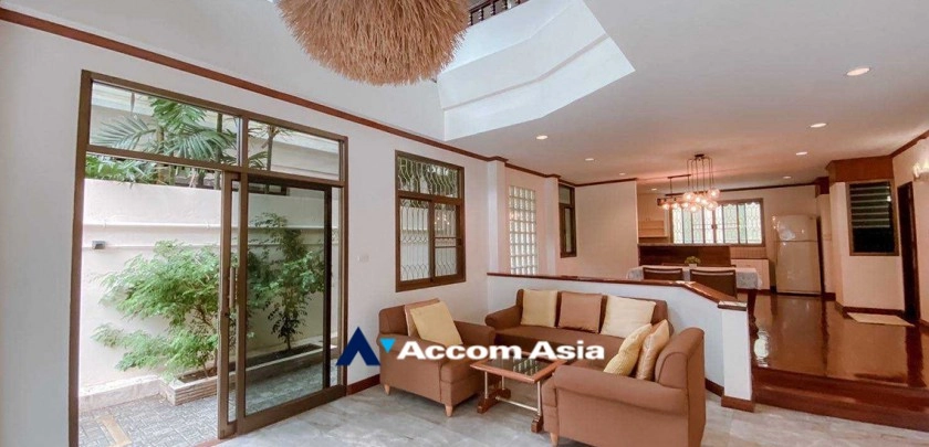 unit 4 Bedrooms  House For Rent in Sukhumvit, Bangkok  near BTS Nana (5001701)
