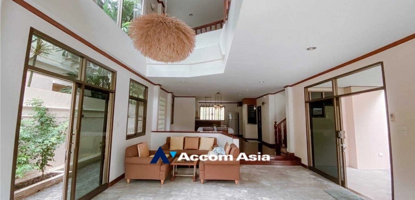  5 Bedrooms  House For Rent in Sukhumvit, Bangkok  near BTS Nana (5001701)
