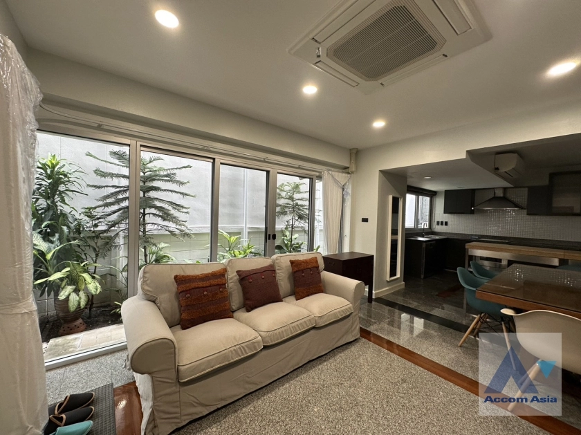 unit 4 Bedrooms  House For Rent in Sukhumvit, Bangkok  near BTS Phrom Phong (AA37188)