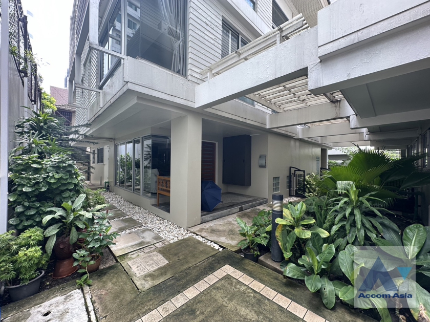  4 Bedrooms  House For Rent in Sukhumvit, Bangkok  near BTS Phrom Phong (AA37188)