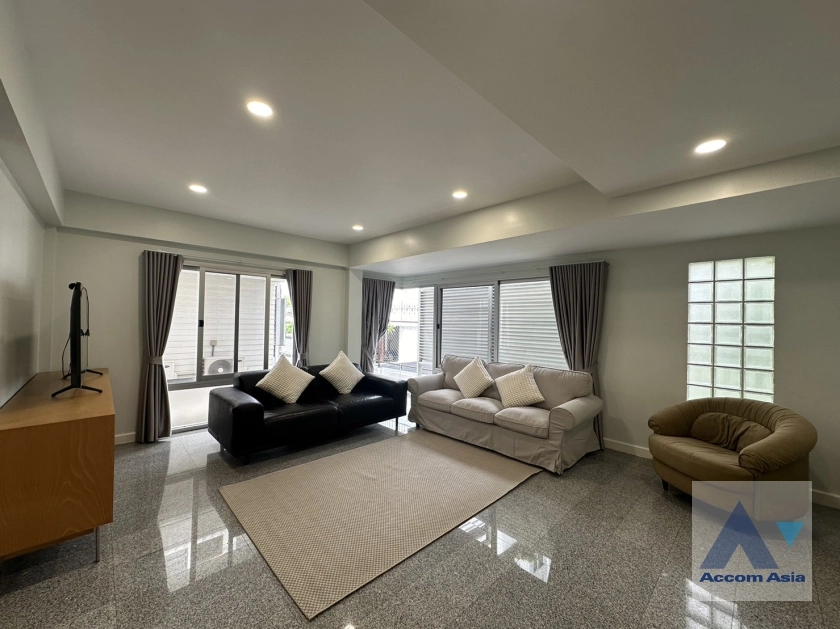 unit 4 Bedrooms  House For Rent in Sukhumvit, Bangkok  near BTS Phrom Phong (AA37188)