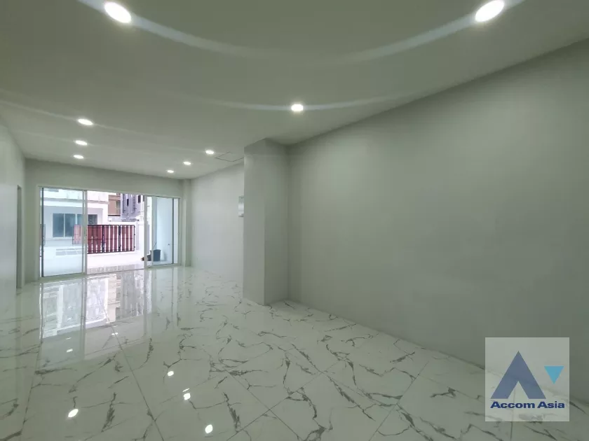 Home Office |  4 Bedrooms  Townhouse For Rent in Sukhumvit, Bangkok  near BTS Punnawithi (AA37207)