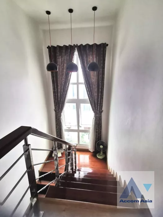  4 Bedrooms  House For Sale in Phaholyothin, Bangkok  (AA37215)