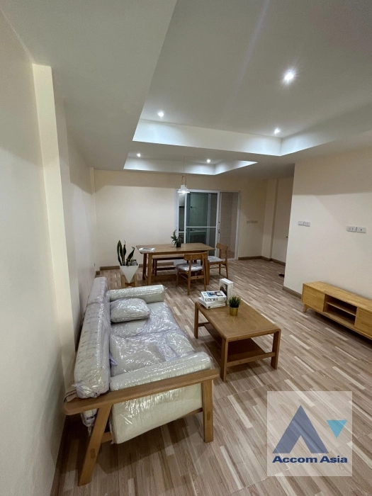 unitHome Office |  Bright modern home with new finishes and airy layout near Punnawithi (AA37254)