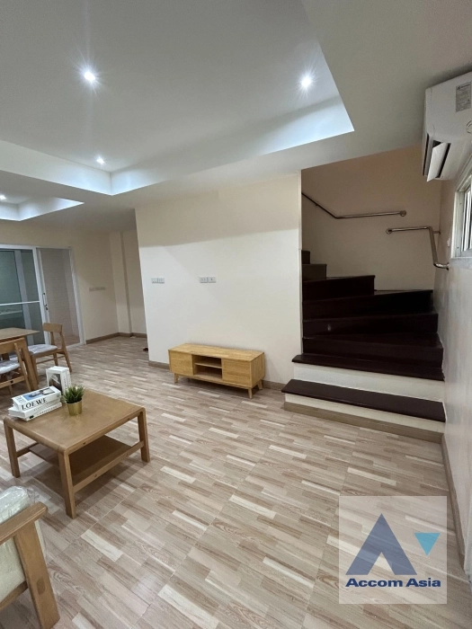 unitHome Office |  Bright modern home with new finishes and airy layout near Punnawithi (AA37254)