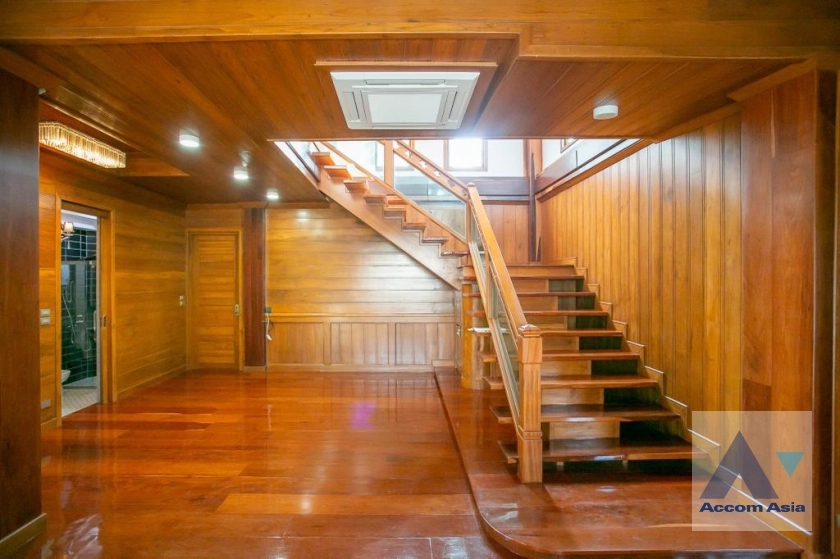 4  3 br House for rent and sale in Ratchadaphisek ,Bangkok MRT Sutthisan AA37285