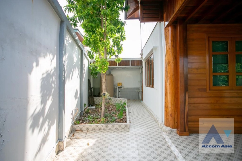 32  3 br House for rent and sale in Ratchadaphisek ,Bangkok MRT Sutthisan AA37285