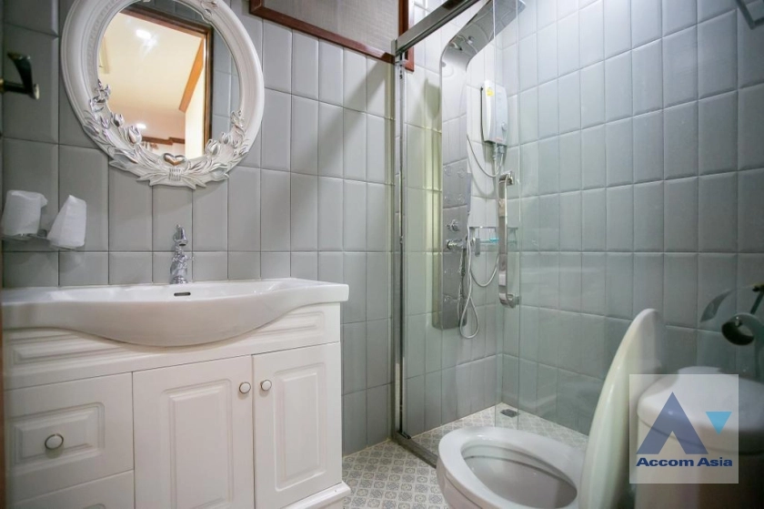 28  3 br House for rent and sale in Ratchadaphisek ,Bangkok MRT Sutthisan AA37285