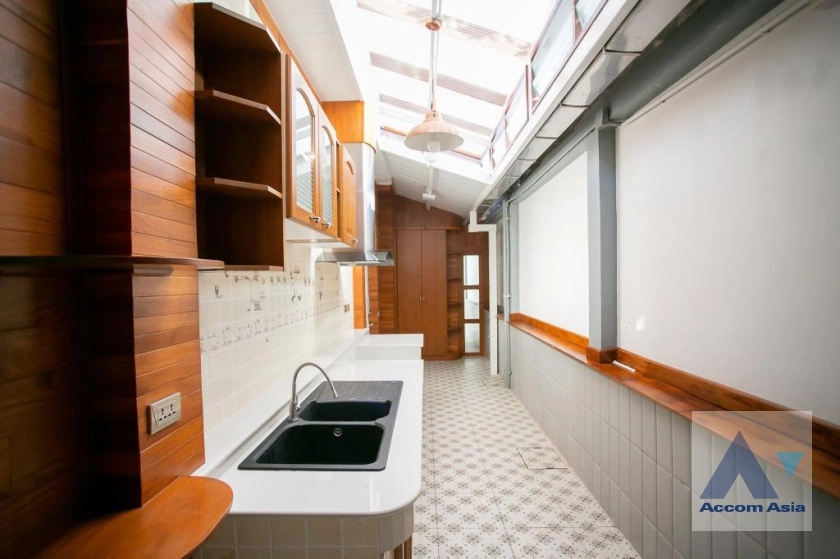 7  3 br House for rent and sale in Ratchadaphisek ,Bangkok MRT Sutthisan AA37285