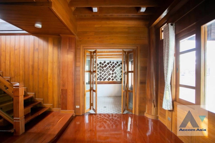 12  3 br House for rent and sale in Ratchadaphisek ,Bangkok MRT Sutthisan AA37285