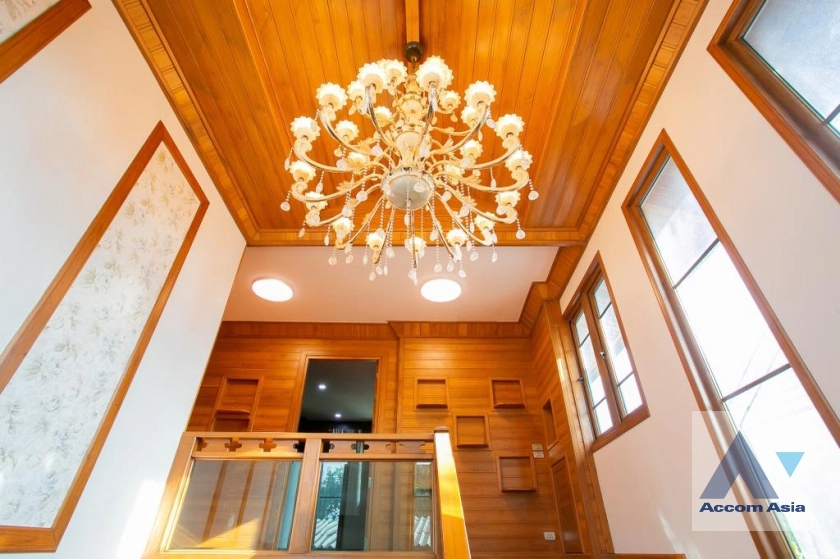 5  3 br House for rent and sale in Ratchadaphisek ,Bangkok MRT Sutthisan AA37285