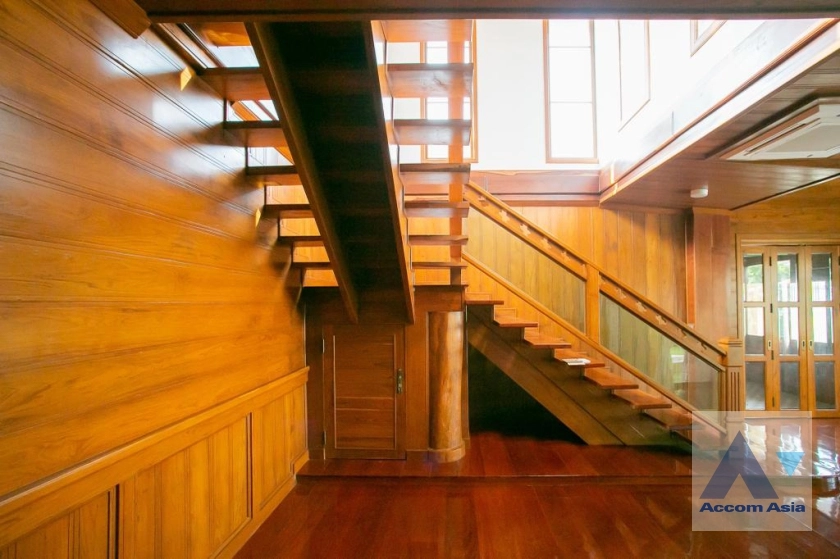 9  3 br House for rent and sale in Ratchadaphisek ,Bangkok MRT Sutthisan AA37285