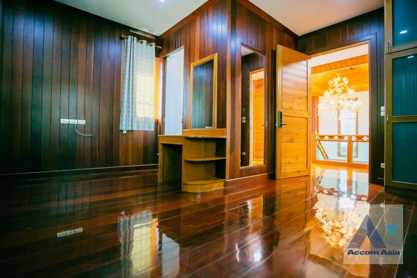 25  3 br House for rent and sale in Ratchadaphisek ,Bangkok MRT Sutthisan AA37285