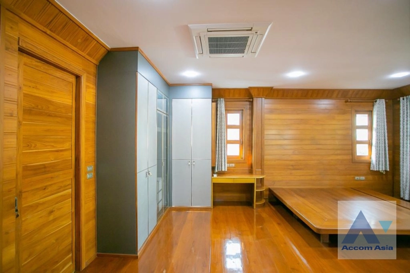 21  3 br House for rent and sale in Ratchadaphisek ,Bangkok MRT Sutthisan AA37285