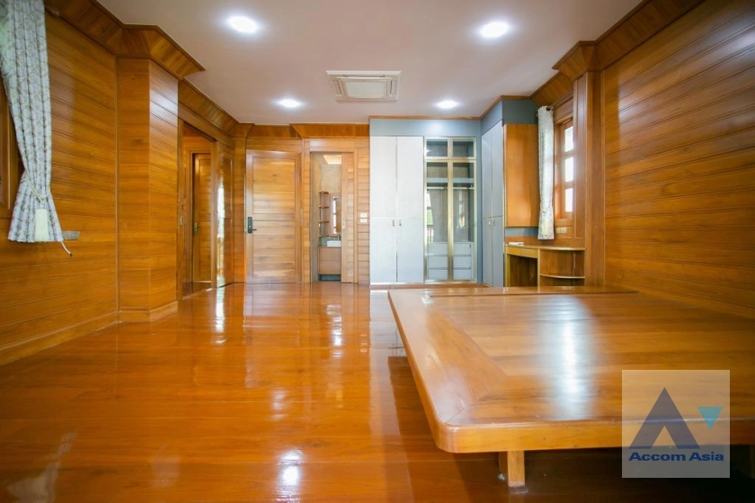 20  3 br House for rent and sale in Ratchadaphisek ,Bangkok MRT Sutthisan AA37285