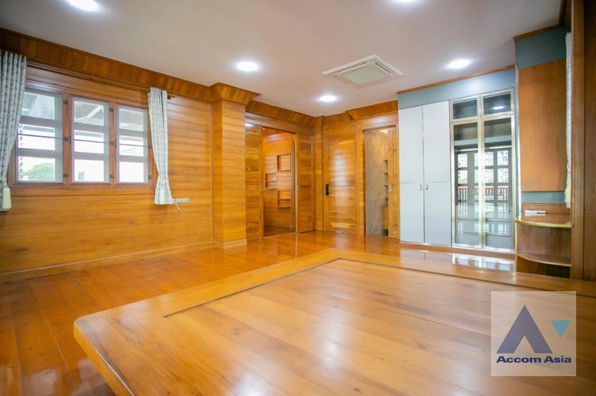 18  3 br House for rent and sale in Ratchadaphisek ,Bangkok MRT Sutthisan AA37285