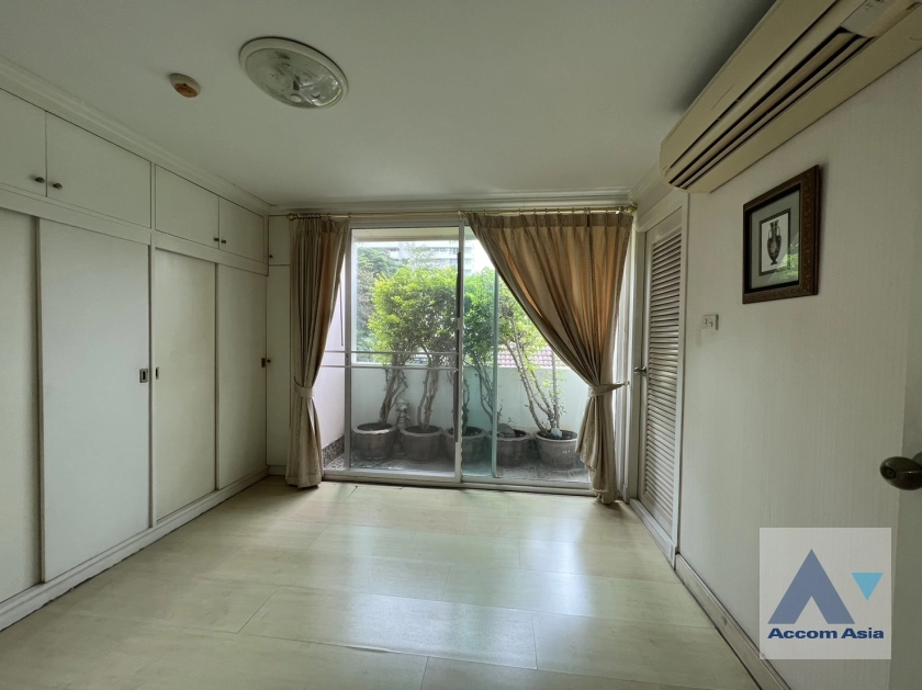 unit 3 Bedrooms  Condominium For Sale in Sukhumvit, Bangkok  near BTS Phrom Phong (AA37289)