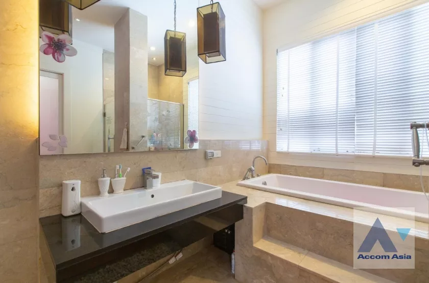 38  5 br House For Sale in Lat Phrao ,Bangkok  AA37360