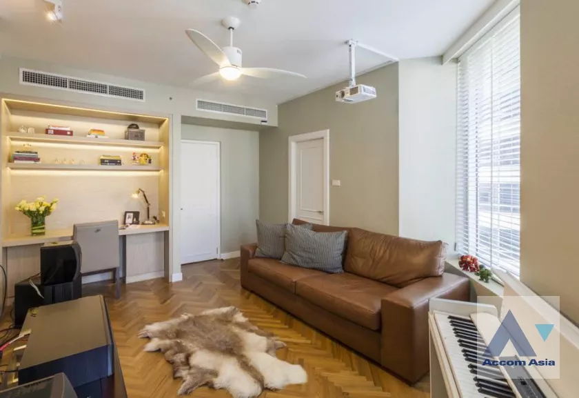 unit 3 Bedrooms  Condominium For Rent in Ploenchit, Bangkok  near BTS Ploenchit (AA37388)