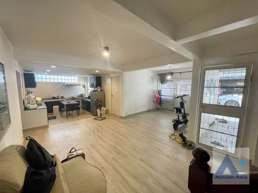 unit 5 Bedrooms  House For Rent in Ratchadaphisek, Bangkok  near MRT Sutthisan (AA37421)