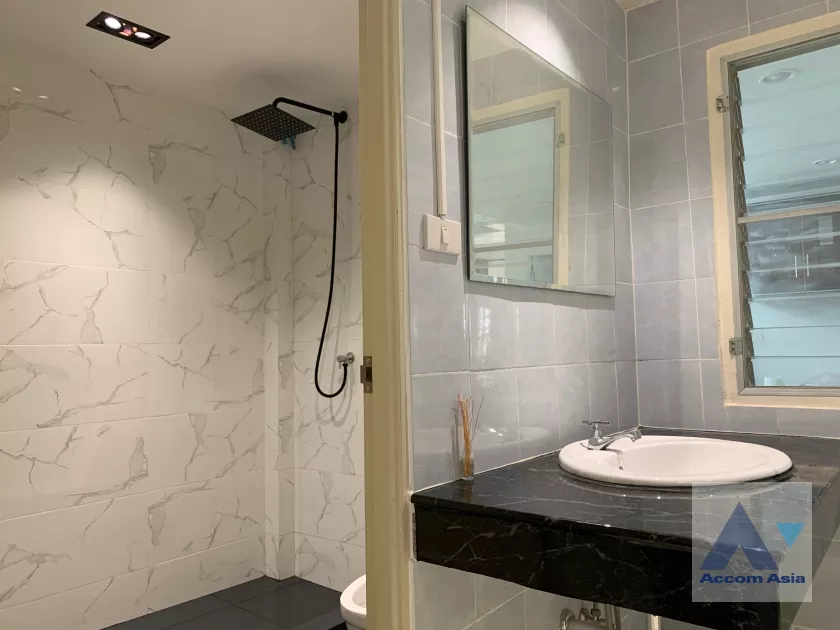 9  5 br House For Rent in Ratchadaphisek ,Bangkok MRT Sutthisan AA37421