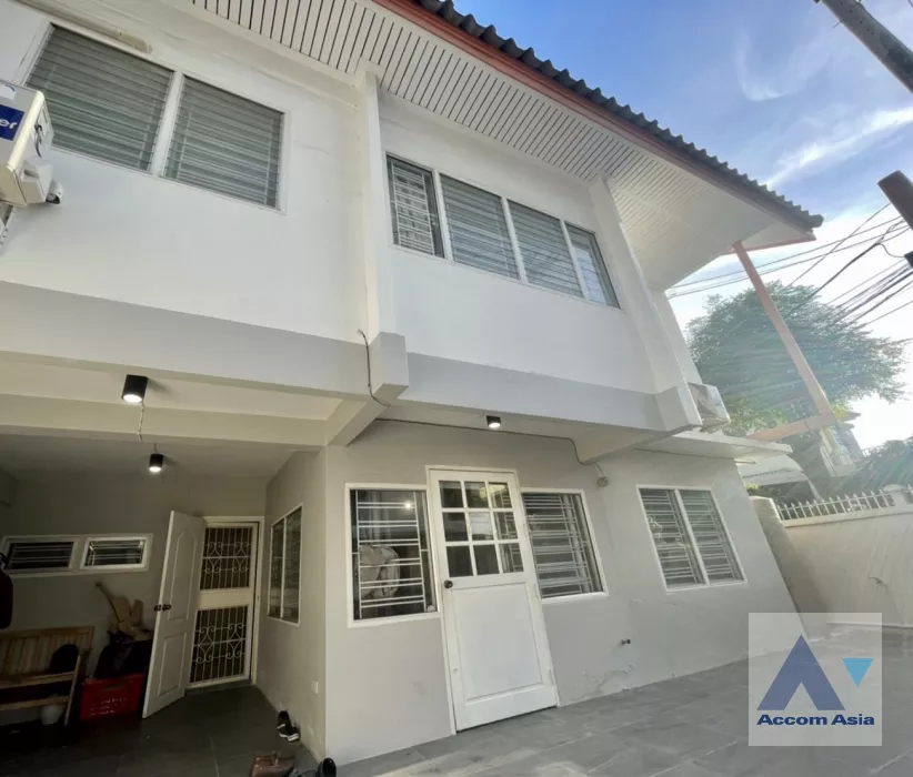  2  5 br House For Rent in Ratchadaphisek ,Bangkok MRT Sutthisan AA37421
