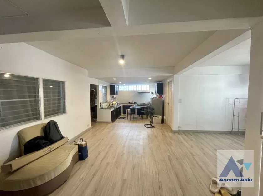 unit 5 Bedrooms  House For Rent in Ratchadaphisek, Bangkok  near MRT Sutthisan (AA37421)