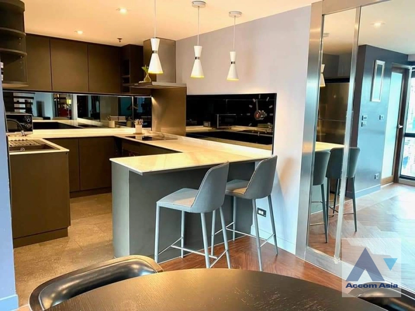 unitDuplex Condo | Stylish condominium with wood stairs and city charm (AA37442)