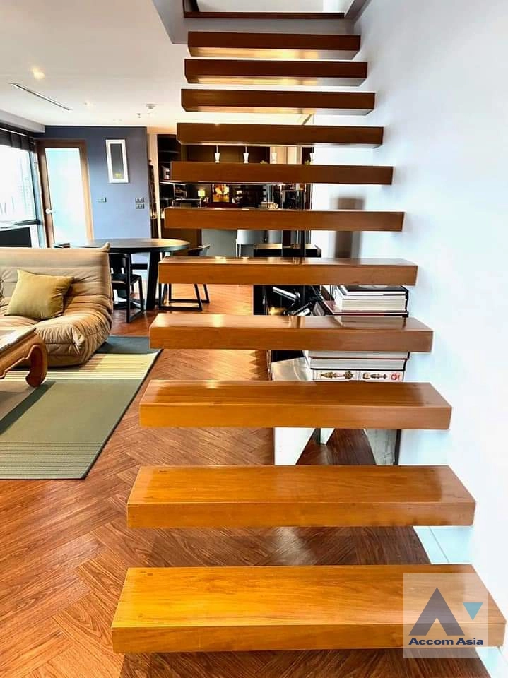 unitDuplex Condo | Stylish condominium with wood stairs and city charm (AA37442)