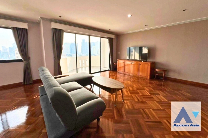 unitRefined apartment with classic charm and wide balcony in Ekkamai (AA37447)