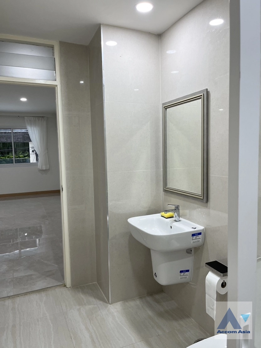 14  4 br Townhouse for rent and sale in Sukhumvit ,Bangkok BTS Nana AA37501