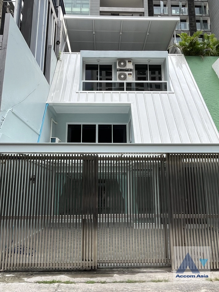 unitHome Office |  4 Bedrooms  Townhouse For Rent & Sale in Sukhumvit, Bangkok  near BTS Nana (AA37501)