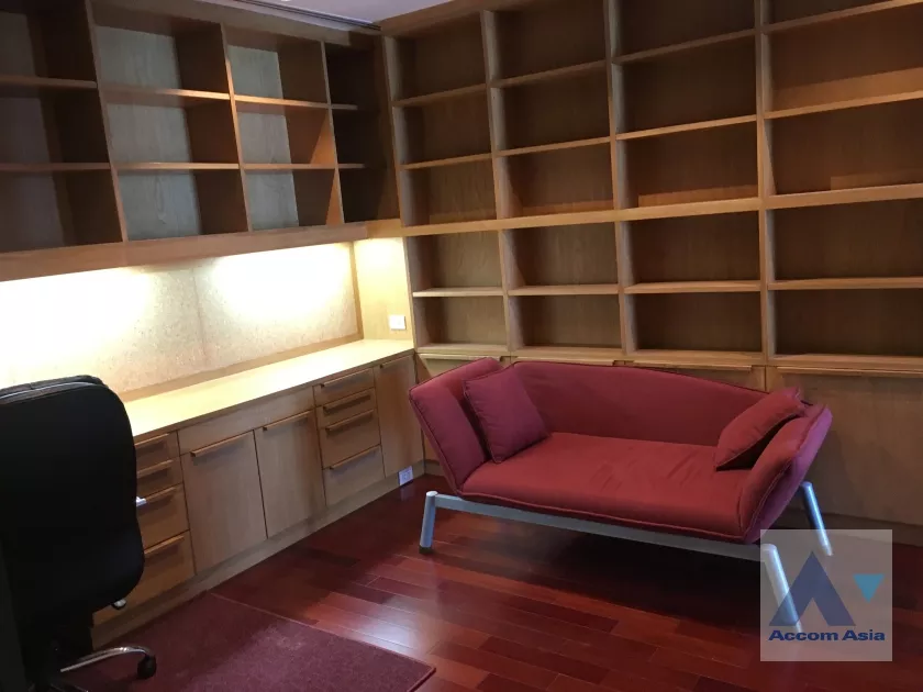 unit 4 Bedrooms  Condominium For Rent in Ploenchit, Bangkok  near BTS Ploenchit (AA37503)