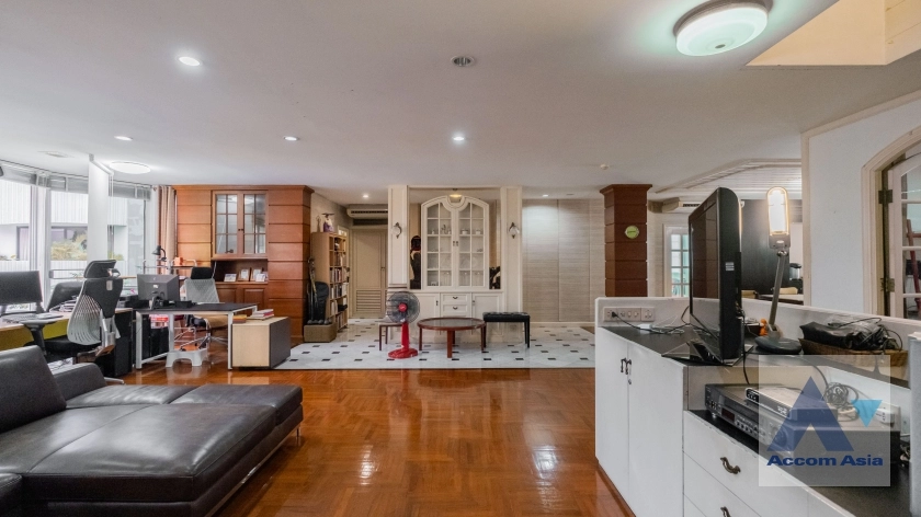 unitDuplex Condo, Penthouse, Pet friendly | Spacious duplex condominium with a house-like feel at Premier Condominium.