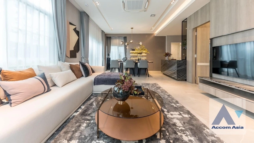 unit 4 Bedrooms  House For Rent & Sale in Pattanakarn, Bangkok  (AA37654)