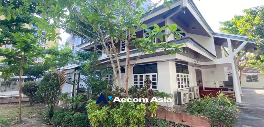  3 Bedrooms  House For Rent in Ploenchit, Bangkok  near BTS Ploenchit (95192)