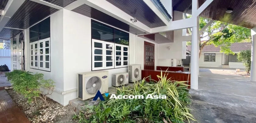  3 Bedrooms  House For Rent in Ploenchit, Bangkok  near BTS Ploenchit (95192)